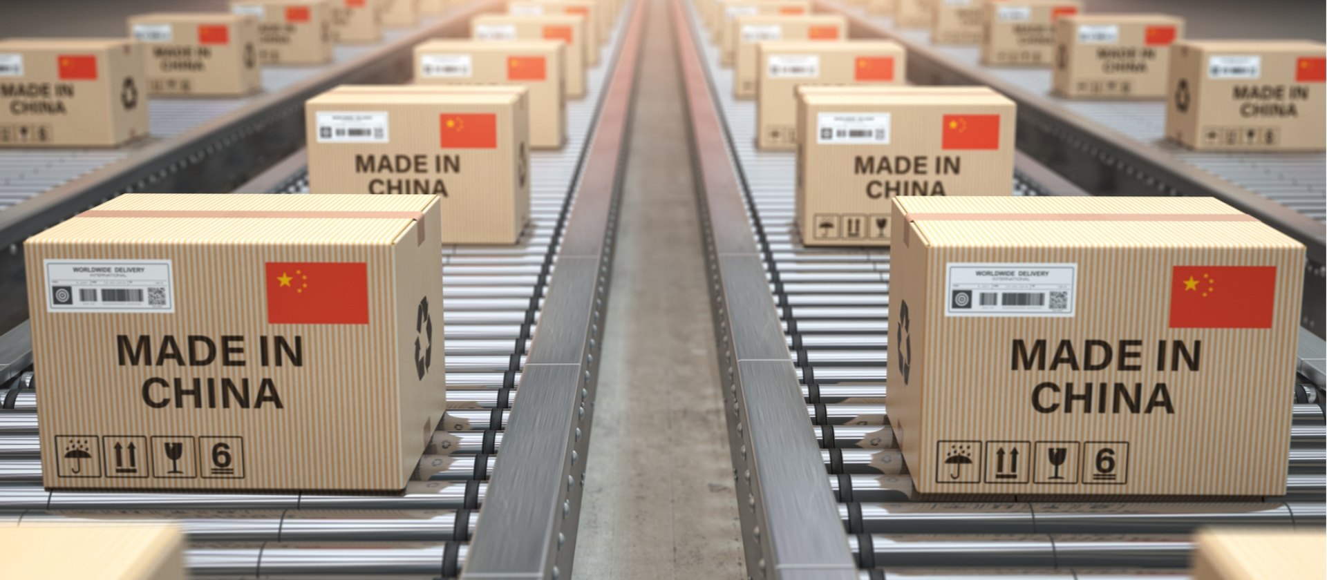 Auf dem Förderband werden Boxen befördert, die mit Made in China gekennzeichnet sind.