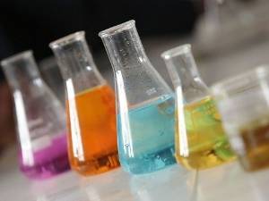 Chemische Lösungsmittel in verschiedenen Farben
