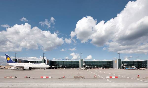 Uma imagem panorâmica do aeroporto de Frankfurt
