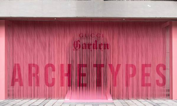 Una imagen frontal de Gucci Garden pepto cortina de eslabones de cadena rosa.