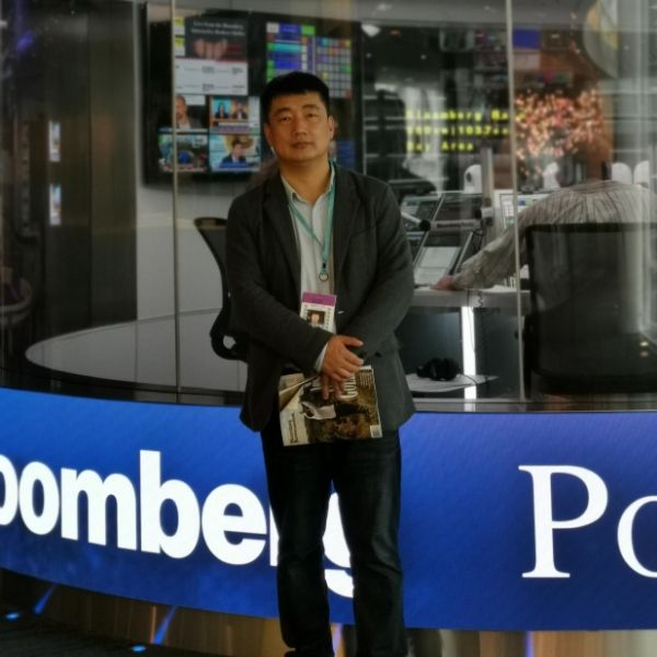 Samuel steht im Bloomberg Studio.