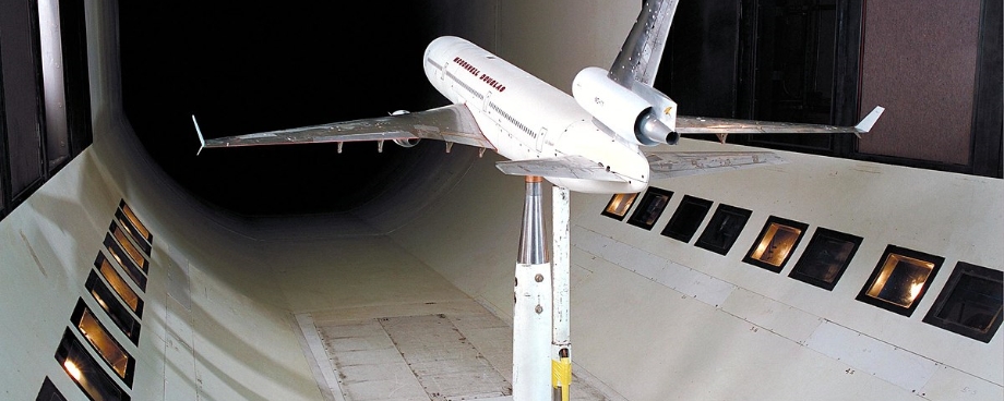 Ein Flugzeug modell durchläuft einen Windkanal test.